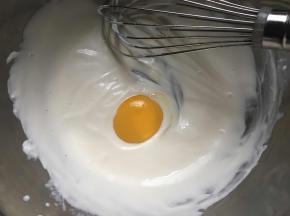 一个个分次加入蛋黄，每次搅拌均匀后才加另一个