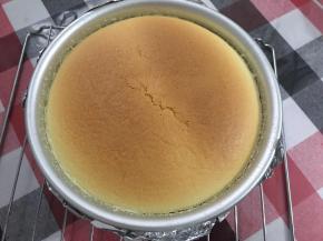 出炉撕去锡纸，放烤网上凉透后，放冰箱冷藏4小时后再脱模（不用倒扣，会自然回缩）