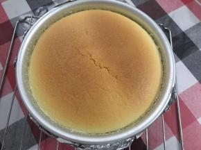 出炉撕去锡纸，放烤网上凉透后，放冰箱冷藏4小时后再脱模（不用倒扣，会自然回缩）