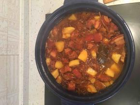 再炖五分钟后放入土豆，继续再炖十分钟就好了