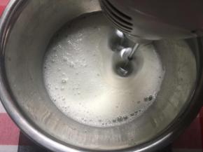 细砂糖分3次加入蛋清，打发至湿性
