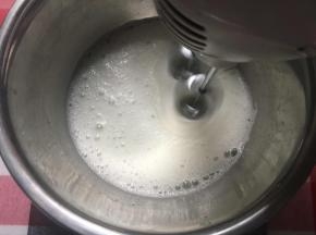 细砂糖分3次加入蛋清，打发至湿性