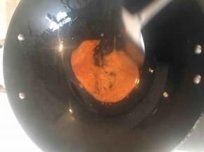 炒到冰糖变深褐色，冒小泡泡