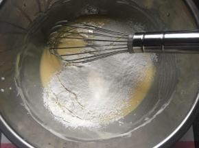 蛋黄全部混合均匀后，筛入低粉和玉米淀粉，Z型手法抽拌均匀