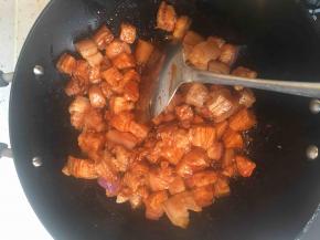 放入五花肉，煸炒出油