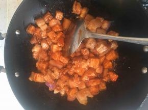 放入五花肉，煸炒出油