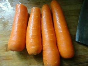 准备胡萝卜4根，有两根尾巴被我切掉了，明早煮粥给宝贝们吃