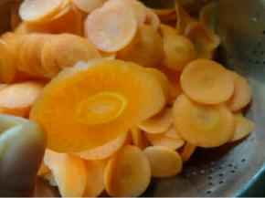 洗净切薄片，越薄越好