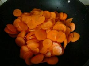 切好的胡萝卜片放到锅里