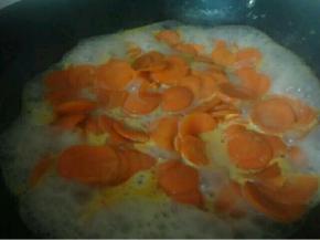 开大火煮胡萝卜片，煮到水收干了就行，也不能太干，不然底下会糊，煮的时候注意别把胡萝卜片弄碎了