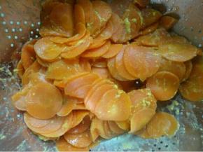 煮好后放到漏网盆里沥干水分