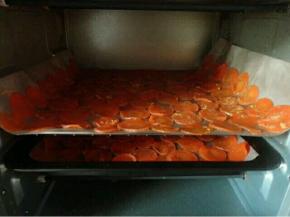 放进烤箱中层，我用烤盘和烤网一起烤的，120度60分钟，烤到50分钟左右的时候要注意看着了，不然糊了就不好吃了