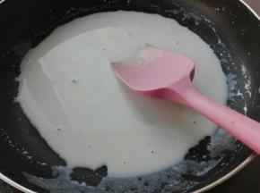 先制作汤种，水和高粉混合均匀