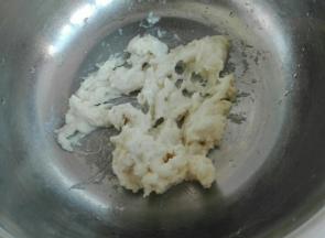 不粘锅小火不停搅拌至65度关火放凉