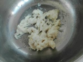 不粘锅小火不停搅拌至65度关火放凉