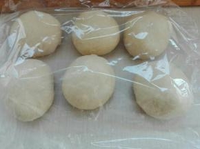 发酵好的面团排气，等分六份，滚圆盖保鲜膜醒发15分钟