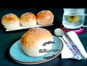 烤箱预热，发酵好的汉堡胚表面刷蛋液撒芝麻，中层上下火180度，20分钟，出炉啦