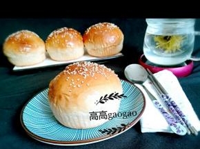 烤箱预热，发酵好的汉堡胚表面刷蛋液撒芝麻，中层上下火180度，20分钟，出炉啦