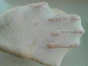 所有材料混合揉至扩展状态，如图所示