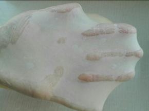 所有材料混合揉至扩展状态，如图所示