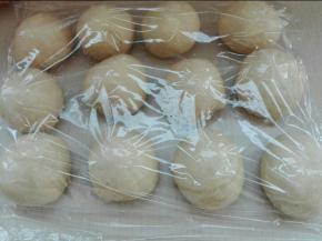 发酵好的面团，排气，等分12份，滚圆，醒发20分钟