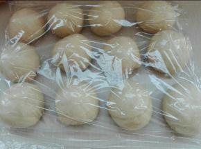 发酵好的面团，排气，等分12份，滚圆，醒发20分钟