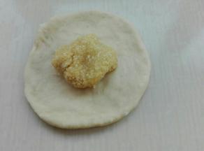 擀成圆形，放入椰蓉馅
