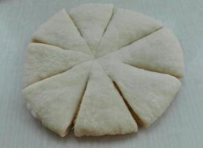 收口朝下，按扁，等切开八下，注意中间不要切开