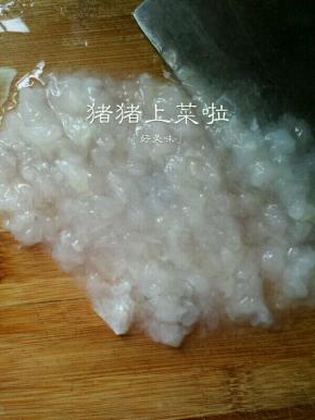 洗干净，去皮去刺，这个雨没什么鱼刺，很适合宝宝吃，然剁碎，不用太碎，如果小宝宝吃可以剁碎点