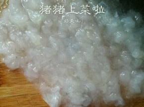 洗干净，去皮去刺，这个雨没什么鱼刺，很适合宝宝吃，然剁碎，不用太碎，如果小宝宝吃可以剁碎点