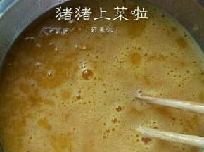 用筷子充分打散