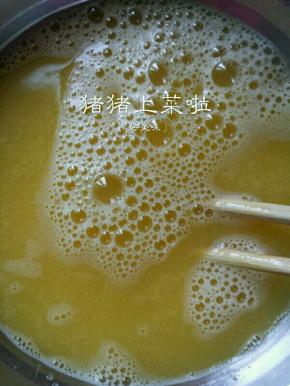 然后加温水，边加边用筷子搅拌，加到盘子九分满就可以