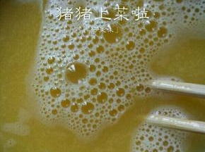 然后加温水，边加边用筷子搅拌，加到盘子九分满就可以