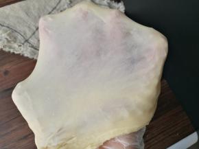 加入猪油，揉至出薄而坚韧的面膜，即完全阶段。