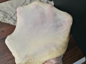 加入猪油，揉至出薄而坚韧的面膜，即完全阶段。