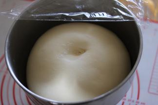 保鲜膜覆盖，发酵两倍或两倍半大。