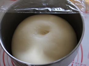 保鲜膜覆盖，发酵两倍或两倍半大。