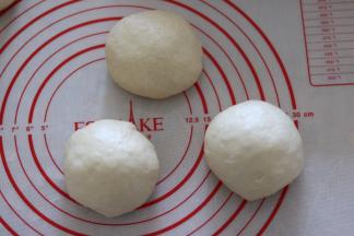 面目平均分成三等份，滚圆，松弛15分钟。