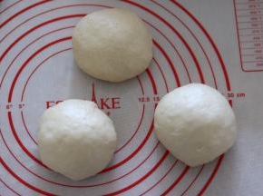 面目平均分成三等份，滚圆，松弛15分钟。