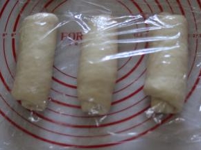 保鲜膜覆盖松弛十分钟。