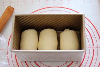 依次放入吐司盒，保鲜膜覆盖二次发酵。