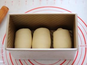 依次放入吐司盒，保鲜膜覆盖二次发酵。