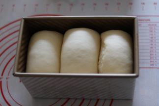 二次发酵九分满，加盖。