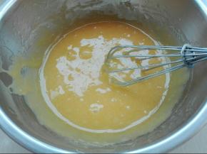一个鸡蛋加一个蛋黄，加玉米油，糖混合搅打成乳化状态