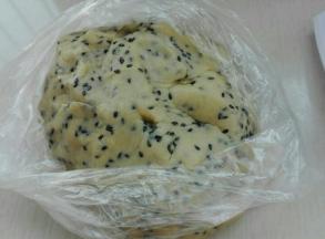 加入所有粉类及黑芝麻，快速抓均匀，用保鲜袋包好