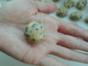 面团分成约十克的小剂子，放手心揉圆
