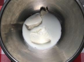 提前准备好所有材料，黄油液化待用，鸡蛋分离好，牛奶与乳酪装一起