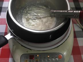 中火隔热水，牛奶与奶酪搅拌均匀