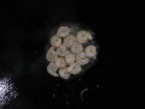 锅里放油将腌制一会的虾翻炒一会盛出备用
