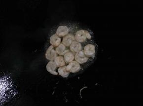 锅里放油将腌制一会的虾翻炒一会盛出备用